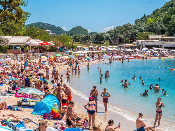 Zatłoczona plaża na Korfu