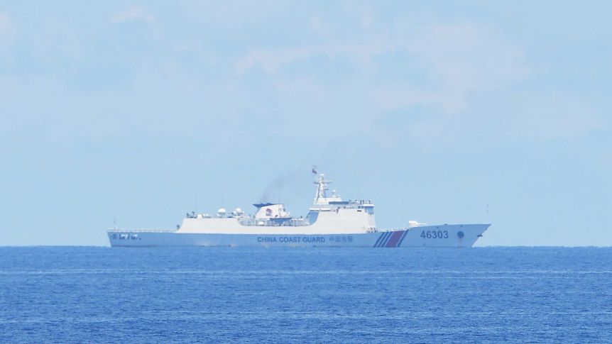 Chiński statek straży przybrzeżnej jest sfotografowany daleko na morzu w pobliżu mielizny Scarborough na Morzu Południowochińskim.